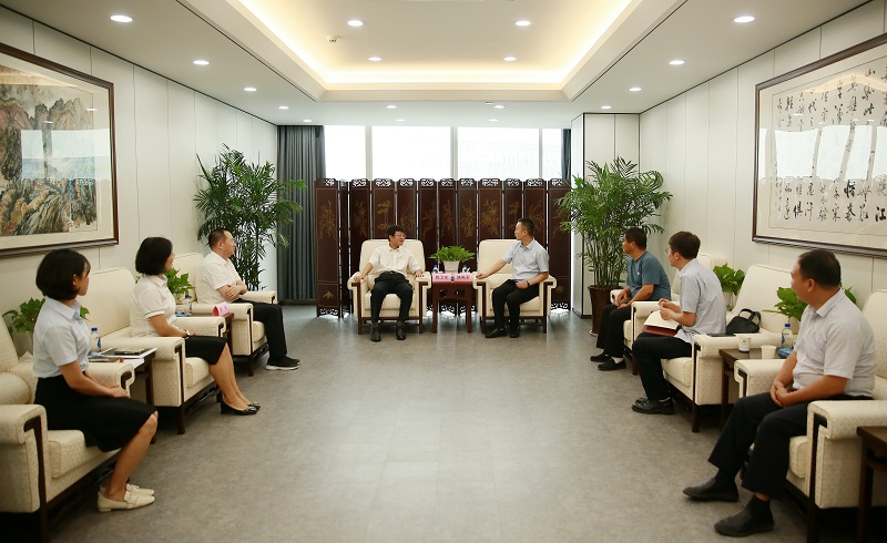 251692925318635055.jpg 8月23日 公司党委书记董事长姚卫东会见澄城县赵庄镇党委书记路陈军一行.jpg